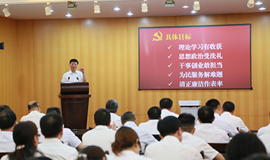 福建省人大黨組書(shū)記、副主任張廣敏在虹潤(rùn)會(huì)議室上黨課